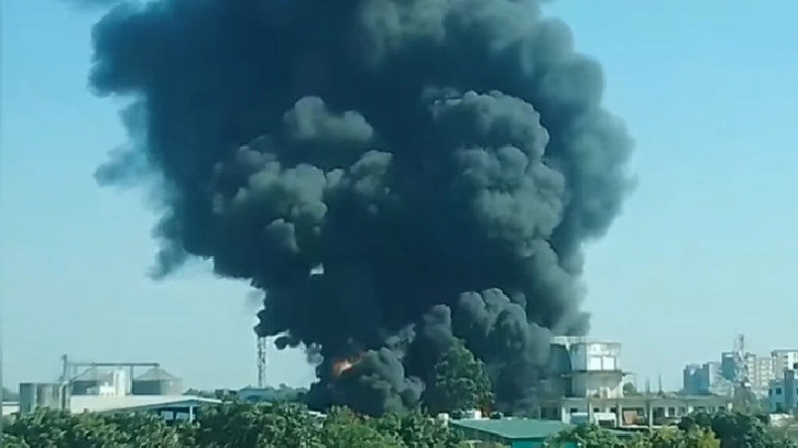 গাজীপুরে কয়েল কারখানায় ভয়াবহ আগুন