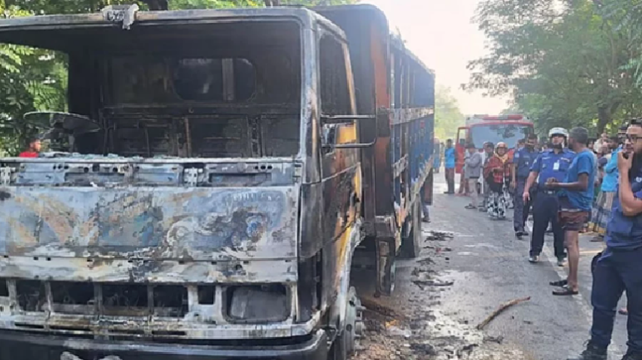 এক্সপ্রেসওয়ে অবরোধ করে ট্রাকে আগুন, ককটেল বিস্ফোরণ