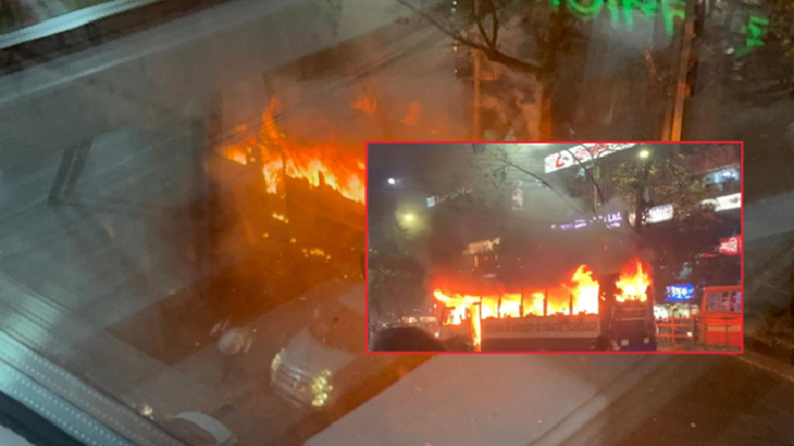 ধানমণ্ডিতে ল্যাবএইডের সামনে বাসে আগুন, এলাকায় আতঙ্ক