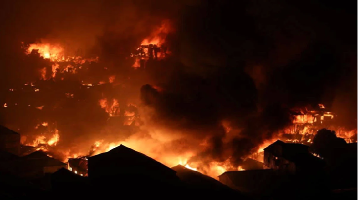 তিন ঘণ্টা পুড়ছে কড়াইল বস্তি, নিয়ন্ত্রণে ব্যর্থ ১৯ ইউনিট