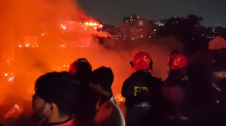 কড়াইল বস্তির আগুন ৫ ঘন্টা পর নিয়ন্ত্রণে