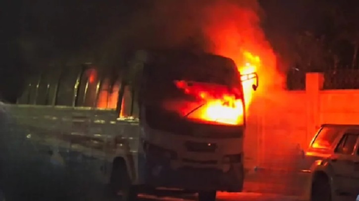 রাজধানীতে ফের বাসে আগুন, ৪৮ ঘণ্টায় জ্বললো ৯ যানবাহন