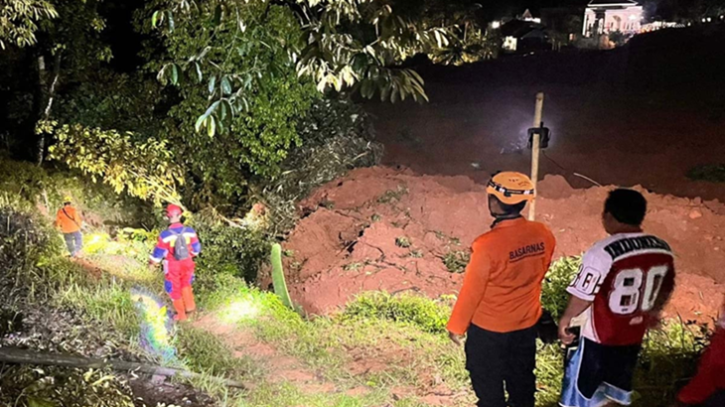 ইন্দোনেশিয়ায় ভূমিধসে নিহত ২, নিখোঁজ ২১