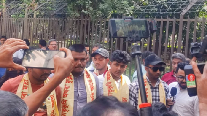 হাসিনার মামলার রায় শুনতে ট্রাইব্যুনালে আহত জুলাইযোদ্ধারা