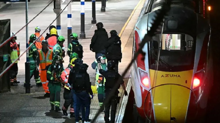 ইংল্যান্ডে ট্রেনে তাণ্ডব: এলোপাতাড়ি ছুরিকাঘাতে আহত ৯