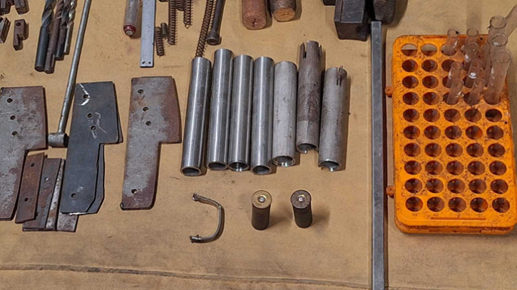 সেনা অভিযানে মুন্সীগঞ্জে গোপন অস্ত্র কারখানা উন্মোচিত