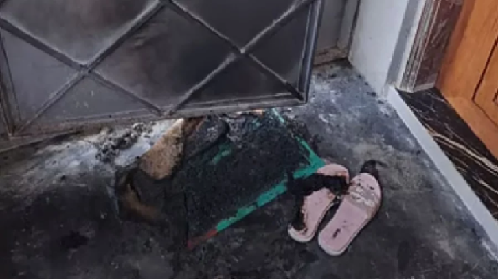 নেত্রকোনায় এনসিপি নেতার বাড়ির গেটে দুর্বৃত্তের আগুন