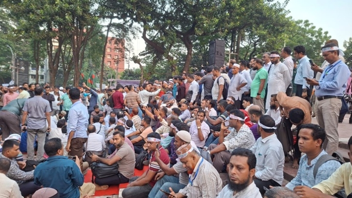 অনির্দিষ্টকালের কর্মবিরতির ঘোষণা প্রাথমিক শিক্ষকদের