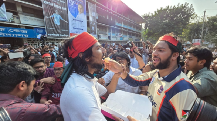 হাসিনার মৃত্যুদণ্ডে টিএসসিতে উল্লাস ও মিষ্টি বিতরণ