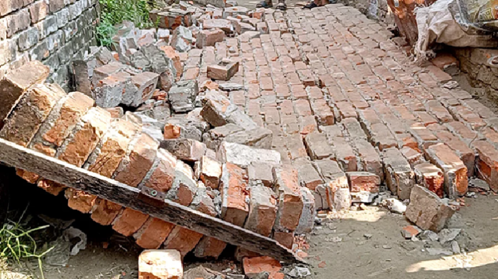 ভূমিকম্পে দেয়াল ধসে নবজাতকের মৃত্যু, আহত মা ও প্রতিবেশী