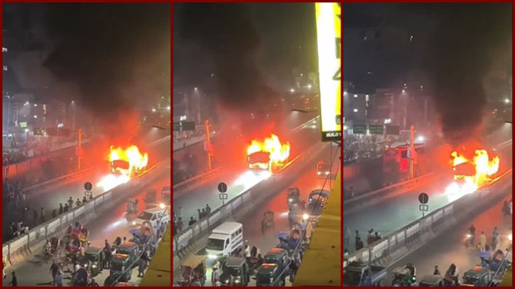 রাজধানীর ধোলাইপাড়ে বাসে আগুন, আতঙ্কে যাত্রীরা