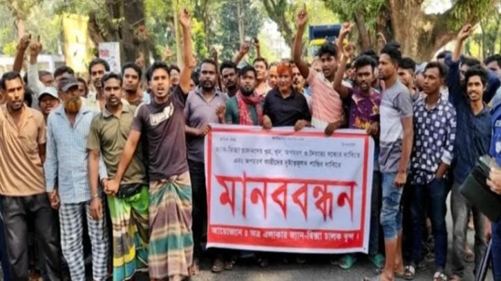 শার্শায় একের পর এক হত্যার প্রতিবাদে মানববন্ধন ও সড়ক অবরোধ