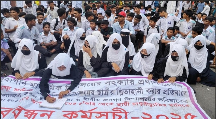 শার্শায় ছাত্রীকে শ্লীলতাহানির প্রতিবাদে সড়ক অবরোধ ও মানববন্ধন