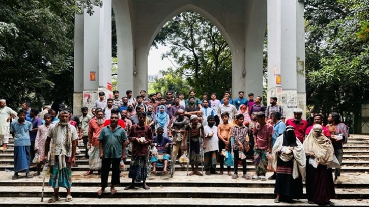 স্নাতকের শেষ দিনে দুঃস্থদের খাবার বিতরণে জবি শিক্ষার্থীরা