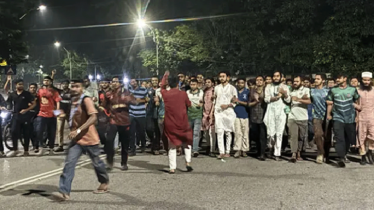 বুয়েট শিক্ষার্থীর শাস্তির দাবিতে মধ্যরাতে ঢাবির বিক্ষোভ