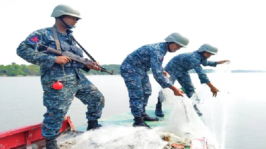 মা ইলিশ রক্ষায় ১৭ যুদ্ধজাহাজ মোতায়েন 