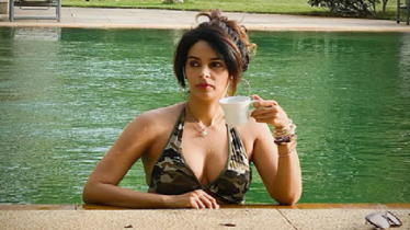 চুম্বন বিতর্কে বুলিংয়ের শিকার, দুঃখ নিয়ে দেশত্যাগ মল্লিকার