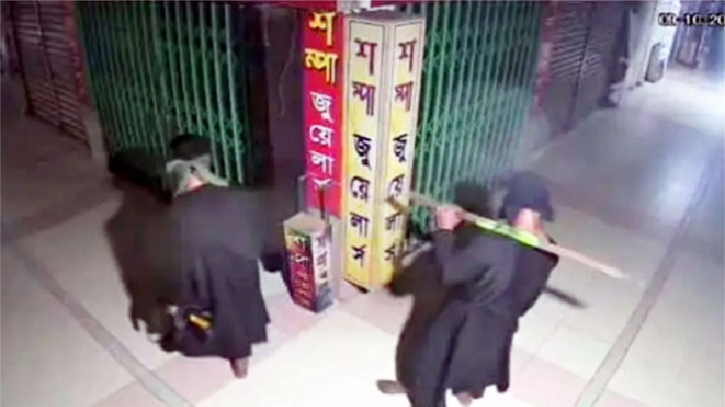 বোরকা পরে সিনেমা স্টাইলে চুরি, ৫০০ ভরি স্বর্ণালঙ্কার গায়েব