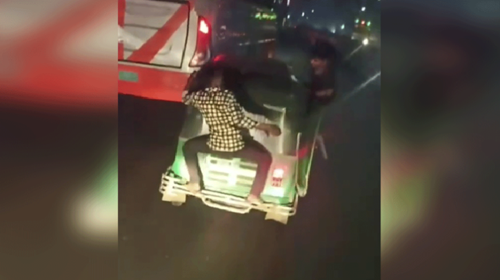 মহাসড়কে সিএনজি ছিনতাইয়ে চালককে ছুরিকাঘাত—ভিডিও ভাইরাল