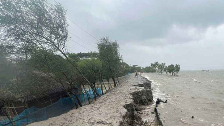 উপকূলের খুব কাছে ঘূর্ণিঝড় ‘মোন্থা’, রাতের মধ্যেই আঘাতের আশঙ্কা