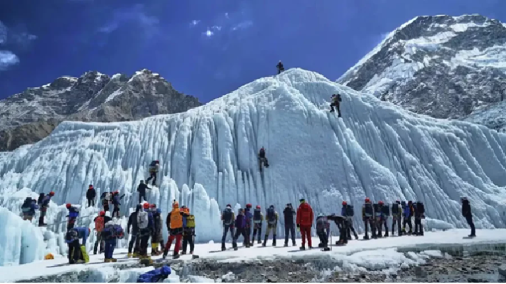 এভারেস্টে ভয়াবহ তুষারঝড়ে আটকা প্রায় এক হাজার পর্যটক