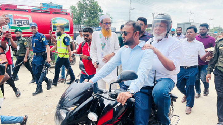 যানজটের কারণে বাইকে চড়ে পরিদর্শনে গেলেন উপদেষ্টা ফাওজুল কবির