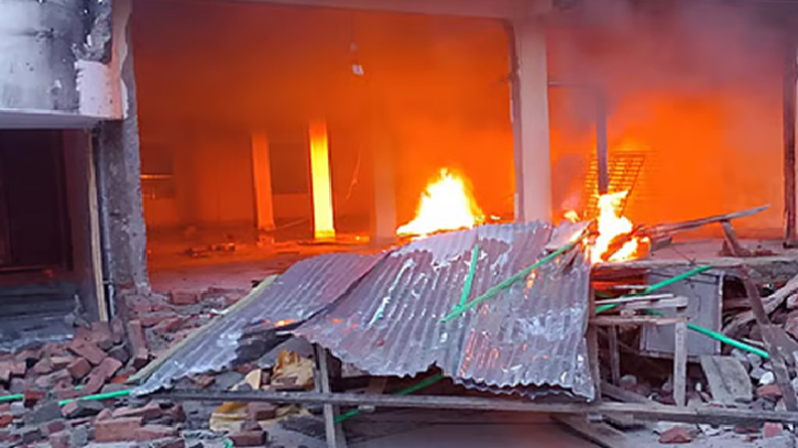 ভারতে পলাতক সাবেক এমপির বাড়িতে ফের আগুন