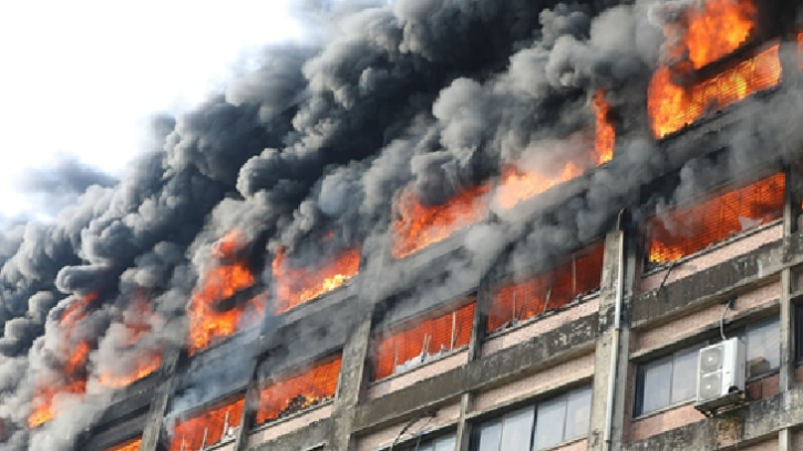 চট্টগ্রাম ইপিজেডে আগুন: ভবনের দুই তলা পুড়ে ছাই