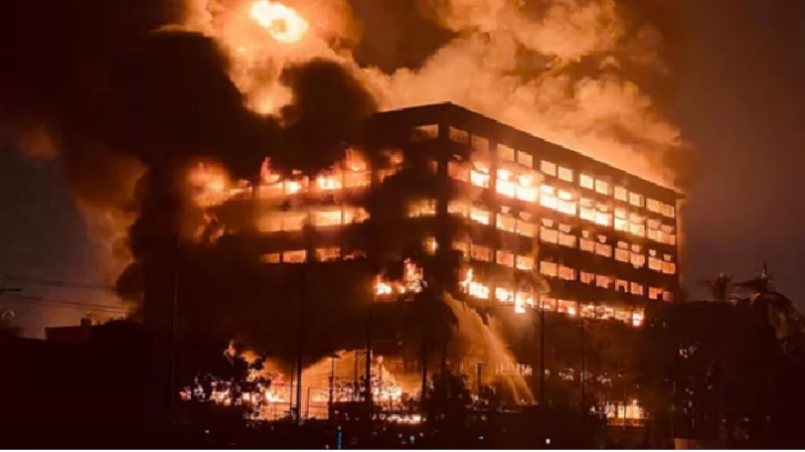 সিইপিজেডে আগুনে ধসে পড়ল ভবনের ছাদ, নিয়ন্ত্রণে রোবট ও সেনাবাহিনী