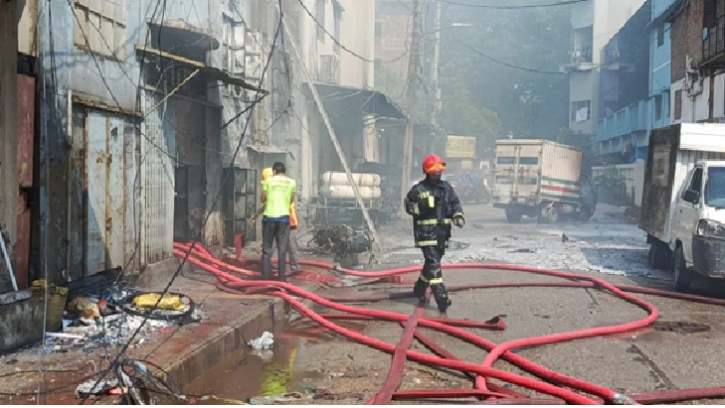 মিরপুর অগ্নিকান্ডে নিহত ৯, চার ঘণ্টায়ও নিয়ন্ত্রণে আসেনি আগুন 