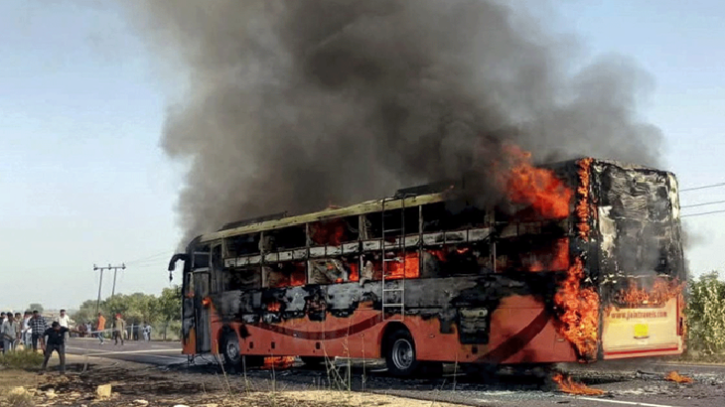 ভারতে চলন্ত বাসে আগুনে ১৯ যাত্রীর মৃত্যু