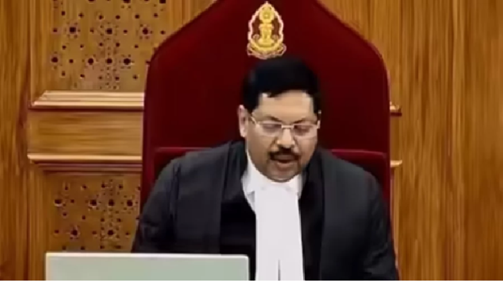 বিচার চলাকালে প্রধান বিচারপতির দিকে জুতা ছুড়লেন ভারতীয় আইনজীবী