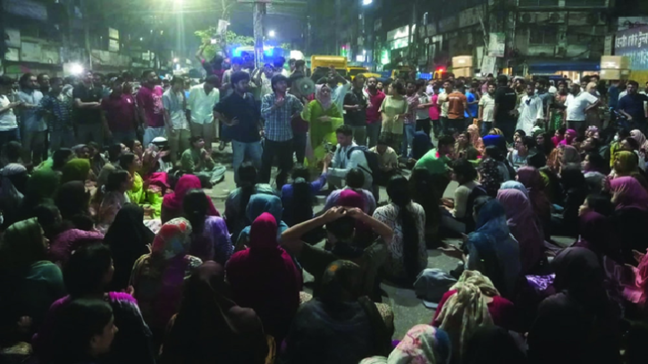 জুবায়েদ হত্যার বিচার দাবিতে জবি শিক্ষার্থীদের তাঁতিবাজার মোড় অবরোধ