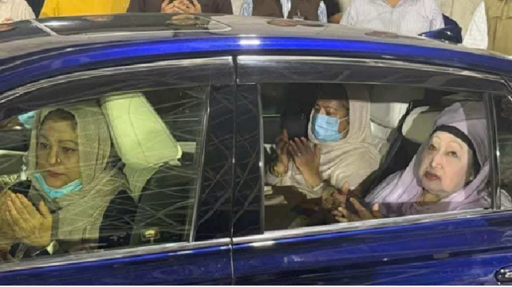 গভীর রাতে জিয়াউর রহমানের সমাধিতে শ্রদ্ধা ও দোয়া খালেদা জিয়ার