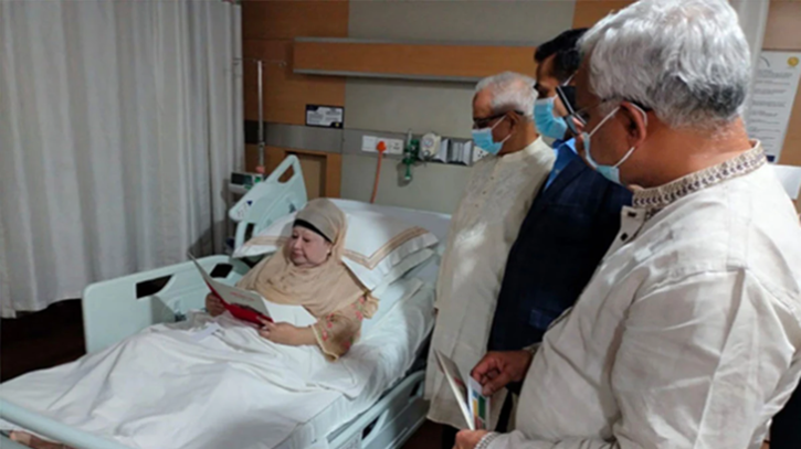 খালেদা জিয়ার হাতে জুলাই সনদের দাওয়াত পৌঁছাল ঐকমত্য কমিশন