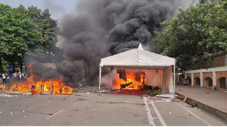 রণক্ষেত্র সংসদ ভবন, জুলাই যোদ্ধা-পুলিশ সংঘর্ষে ভাঙচুর-অগ্নিসংযোগ