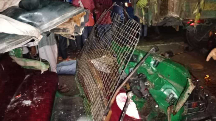 পূর্বধলায় দুমড়েমুচড়ে গেলো অটোরিকশা, নিহত ২