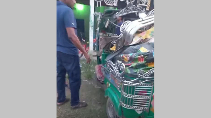 নোয়াখালীতে পিকআপ ভ্যানের ধাক্কায় প্রাণ গেল নারীর