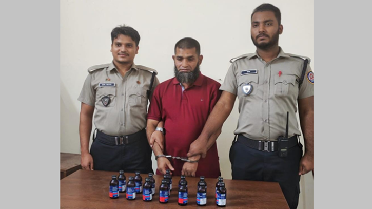 নোয়াখালীতে ক্রেতা সেজে ফেনসিডিল কারবারি গ্রেফতার