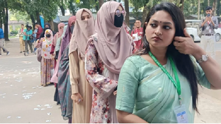 রাকসু নির্বাচন: উৎসবমুখর পরিবেশে ভোট শুরু