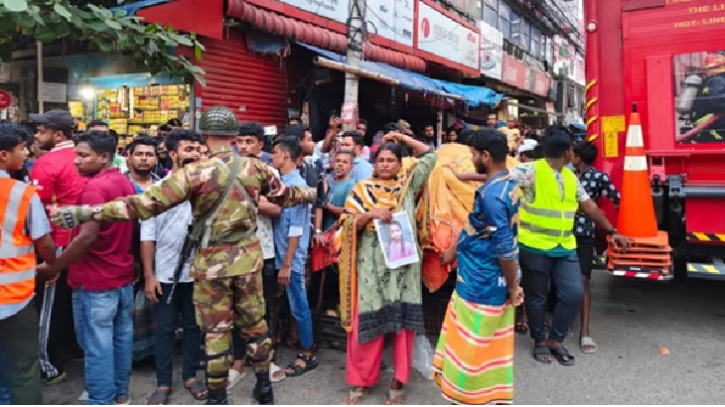 মিরপুর অগ্নিকান্ডে ১৬ লাশ উদ্ধার, নিখোঁজ বহু