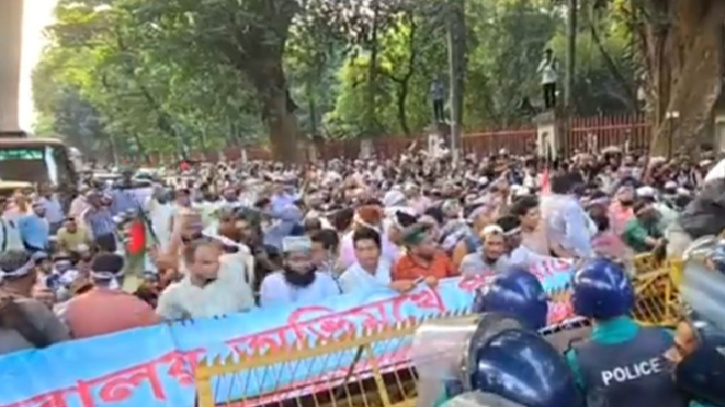 সচিবালয় অভিমুখে শিক্ষকদের মার্চ