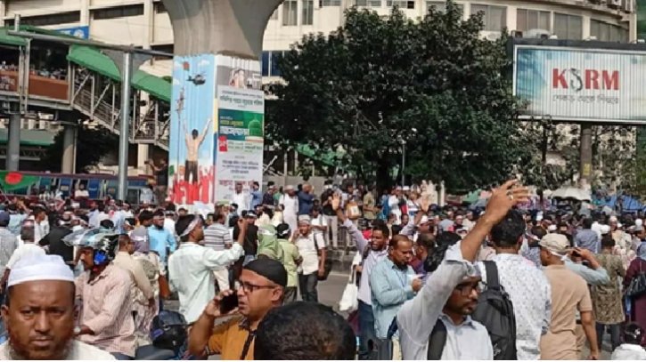 ব্যারিকেড ভেঙ্গে শাহবাগ অবরোধ শিক্ষকদের