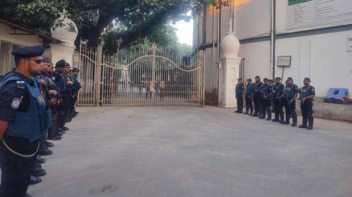 ১৫ সেনা কর্মকর্তাকে আনা হচ্ছে ট্রাইব্যুনালে, নিরাপত্তা জোরদার