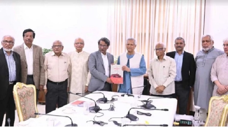 জাতীয় ঐকমত্য কমিশনের সুপারিশ হস্তান্তর