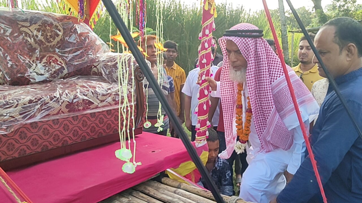 ঘোড়ার গাড়িতে রাজকীয় বিদায় পেলেন শিক্ষক ইউসুফ আলী