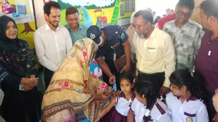 নওগাঁর ধামইরহাটে টাইফয়েড টিকার কর্মসূচি উদ্বোধন  