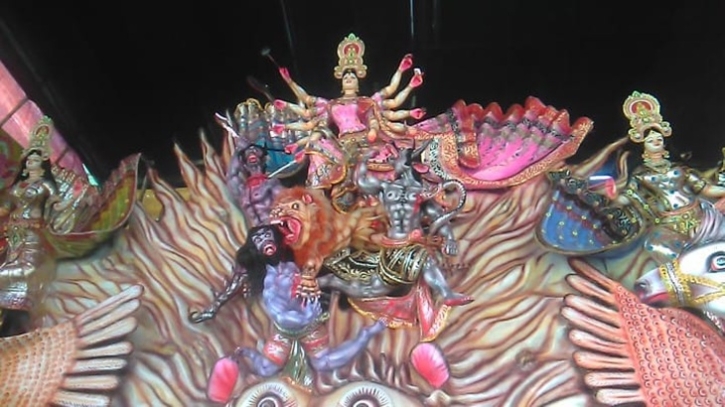 বীরগঞ্জে দুর্গোৎসবের প্রস্তুতির রঙে উৎসবের আমেজ