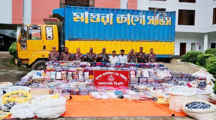 বেনাপোলে বিপুল পরিমাণ চোরাইপণ্য জব্দ, আটক ২