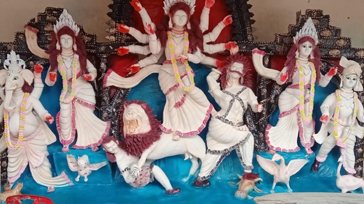 দুর্গাপূজা উপলক্ষে প্রতিমা সাজাতে ব্যস্ত ধামইরহাট